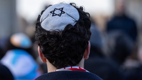 Ein Mann trägt eine Kippa mit Davidstern