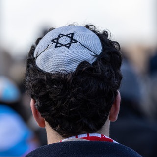 Ein Mann trägt eine Kippa mit Davidstern