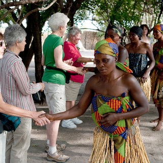 Frauen im Dorf Lizauli im Caprivi Streifen in Namibia begrüßen deutsche Touristen nach einer Vorführung traditioneller Tänze und Gesänge.
