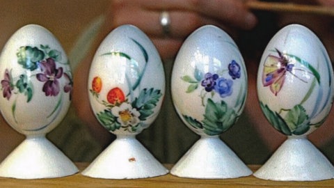 Weiße mit Blümchenmotiven verzierte Porzellan-Ostereier von Meissen.