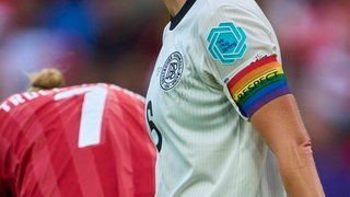 Deutsche Spielerin mit Regenbogenbinde am Arm bei der Fußballeuropameisterschaft der Frauen.