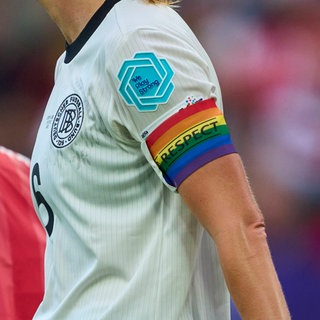 Deutsche Spielerin mit Regenbogenbinde am Arm bei der Fußballeuropameisterschaft der Frauen.