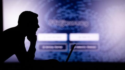 Silhouette eines Mannes in Denker-Pose. Im Hintergrund ist das Logo von Midjourney zu sehen