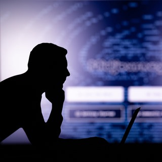 Silhouette eines Mannes in Denker-Pose. Im Hintergrund ist das Logo von Midjourney zu sehen