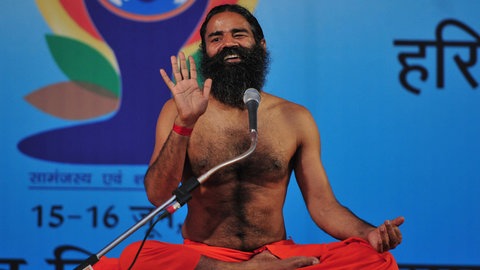 In einem Artikel der „New York Times“ aus dem Jahr 2018 beschreibt die amerikanische Zeitung den Unternehmer und Guru Baba Ramdev als „Indiens Antwort auf Donald Trump“. Es werde, so heißt es weiter, viel darüber spekuliert, ob er eines Tages selbst für das Amt des Premierministers kandidieren könnte.“