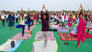 Menschen machen am 19.06.2017 in Allahabad, Indien, im Freien Yoga-Übungen. Am 21. Juni ist der Internationale Tag des Yoga.