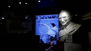 Skulptur von Dr. Ludwig Guttmann im National Paralympic Heritage Center im Stoke Mandeville Stadium
