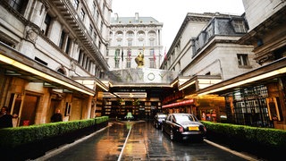 Der Haupteingang des Savoy Hotels