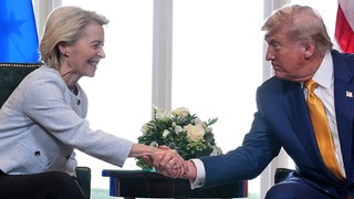 US-Präsident Donald Trump schüttelt der Präsidentin der Europäischen Kommission Ursula von der Leyen die Hand