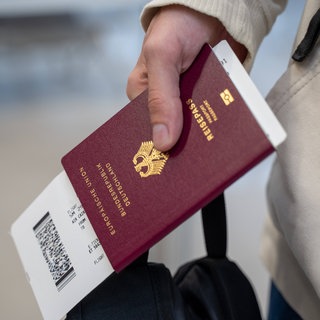 Deutscher Reisepass mit Flugticket am Flughafen