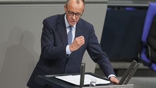Friedrich Merz, CDU-Vorsitzender und Vorsitzender der CDUCSU-Bundestagsfraktion, antwortet im Bundestag auf die Rede des Bundeskanzlers.