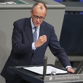 Friedrich Merz, CDU-Vorsitzender und Vorsitzender der CDUCSU-Bundestagsfraktion, antwortet im Bundestag auf die Rede des Bundeskanzlers.