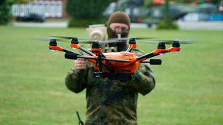 Präsentation der Drohnenabwehr und vierbeiniger Helfer