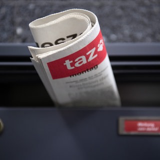 Die "Tageszeitung" ("taz") steckt in einem Briefkasten. Zukünftig wird unter der Woche keine Printausgabe der taz mehr in Briefkästen stecken, da sie Perspektivisch unter der Woche nur noch digital erscheinen soll.
