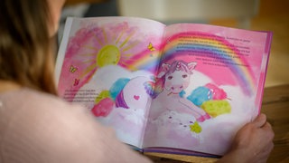 Die Künstlerin Susanne Sarah Fischer hat ein Kinderbuch über ein Einhorn geschrieben 