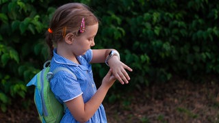 Ein Mädchen benutzt eine Smart-Watch