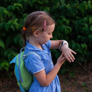 Ein Mädchen benutzt eine Smart-Watch