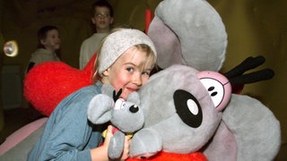 Das Archivbild vom 01.02.2000 zeigt einen fünfjährigen Diddl-Fan bei einer Ausstellung.