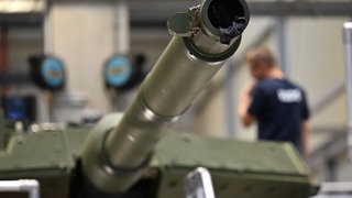 Ein Mitarbeiter arbeitet an einem Kampfpanzer vom Typ Leopard 2 im KNDS-Werk Unterstadt in Kassel