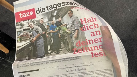 Die letzte gedruckte Freitagsausgabe der Tageszeitung "taz"