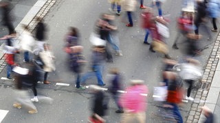 Passanten überqueren eine Strasse