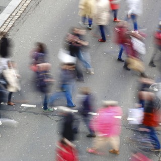 Passanten überqueren eine Strasse