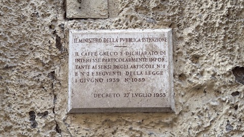 Ein Denkmalschutz-Schild hängt am über 260 Jahre alten „Caffè Greco“ nahe der Spanischen Treppe.