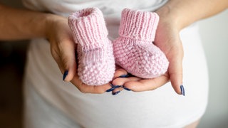 Nahaufnahme von rosa Babyschuhen