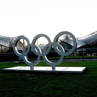 Skulptur mit den olympischen Ringen in München.