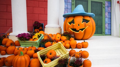 Halloween-Dekoration mit geschnitzten Kürbissen
