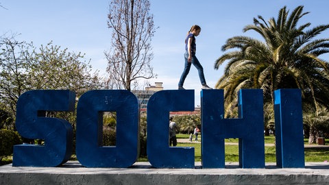 Die Olympischen Spiele in Russland 2014 wurden als „grün“ präsentiert. Viele Umweltschützer*innen kritisierten jedoch die Auswirkungen auf die Umwelt.