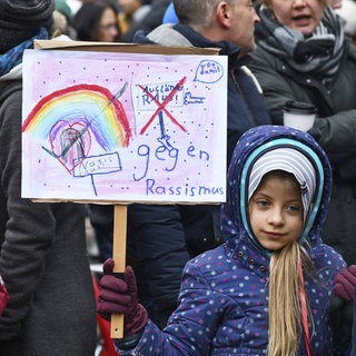 Kinder mit Schildern beim Protest gegen Rechtsextremismus.