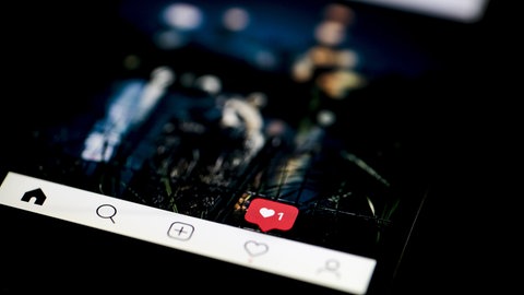 Ein Handydisplay zeigt ein "Like"-Symbol