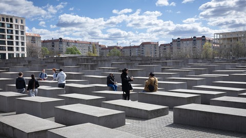 Der Begriff „Erinnerungskultur“ ist per se nicht falsch, meint Susanne Siegert. Allerdings brauchen wir einen aktiveren Perspektivwechsel, daher schlägt sie „Gedenkarbeit“ vor. Sie möchte damit betonen, dass in unser Engagement Arbeit gesteckt werden muss.