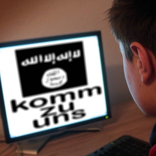 Jugendlicher sitzt am Bildschirm eines PC s mit Flagge des IS und Schriftzug komm zu uns