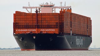 Der Containerfrachter Berlin Express der Reederei Hapag Lloyd läuft den Hamburger Hafen an