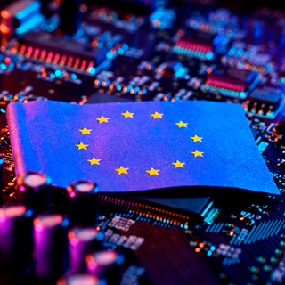 Computerchip mit Fahne der EU