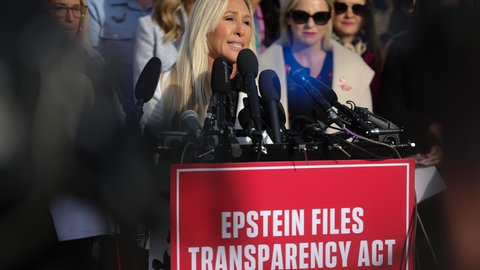 Marjorie Taylor Greene spricht bei einer Pressekonferenz im Kapitol gemeinsam mit Epstein-Opfern. 