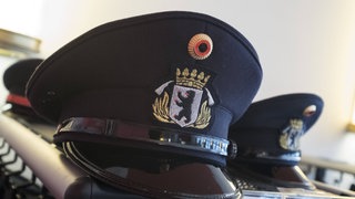 Schirmmützen anlässlich der Beförderung von Feuerwehrleuten