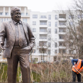 Walter Lübcke Denkmal bei der Errichtung des Walter Lübcke Platz vor dem Konrad Adenauer Haus, der Parteizentrale der Christlich Demokratischen Union (CDU