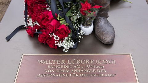 Rote Rosen mit einer Trauerschleife liegen auf dem Walter Lübcke Denkmal bei der Errichtung des Walter Lübcke Platz vor dem Konrad Adenauer Haus, der Parteizentrale der Christlich Demokratischen Union (CDU)