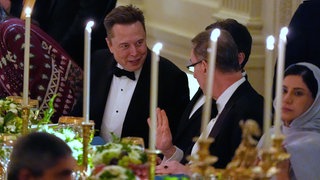 Elon Musk (l) sitzt während eines Abendessens mit Präsident Trump und Saudi-Arabiens Kronprinz bin Salman im East Room des Weißen Hauses.