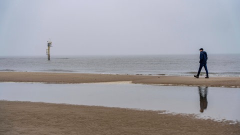 Mann am Strand von Spiekeroog