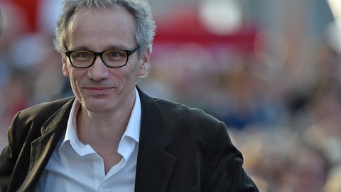 Mann vor verschwommenem Hintergrund