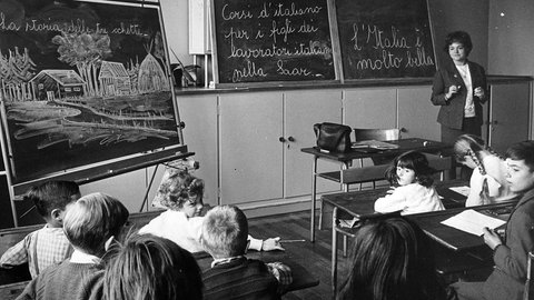 Blick in ein Klassenzimmer einer Schule in Saarbrücken, 1963, während des Italienisch-Unterrichts.