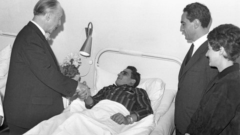 Der Oberbürgermeister von Stuttgart Arnulf Klett im Feuerbacher Krankenhaus am Krankenbett von Pasquale Desidorio, der einige Nächte zuvor in Stuttgart-Zuffenhausen von drei Deutschen ohne jeden Grund brutal niedergeschlagen worden war. 