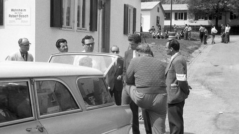 Italienische Gewerkschaftsvertreter 1963 bei der Beratung vor dem Wohnheim der Gastarbeiter in Stuttgart.