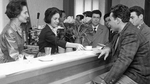 Die ersten italienischen Gastarbeiter im Rhein-Main-Gebiet 1962 an der Hausbar ihres neuen Heims (Centro Italiano) in FrankfurtMain.