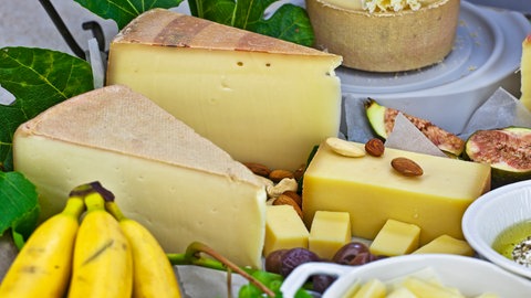 Verschiedene Sorten Schweizer Käse auf einem Bufett