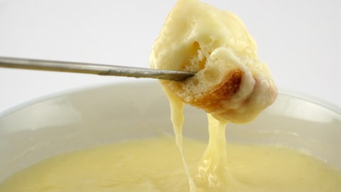 In ein Fondue getunktes Brotstück